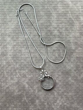 Snowflake magnifing glass silver‎ tone Pendant Necklace